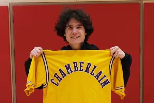 un tanar a cumparat o jacheta a echipei lakers cu 3 dolari acum ar putea valora 250 000 de dolari 6a4a057f9b8f1