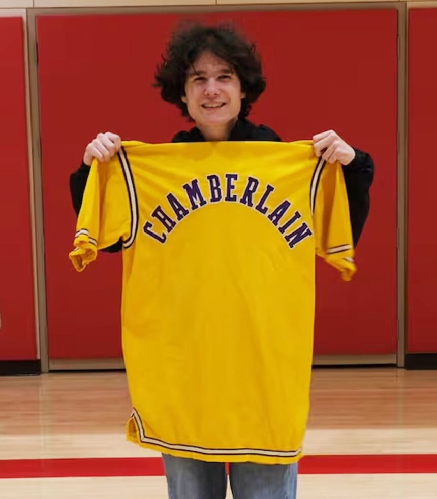 un tanar a cumparat o jacheta a echipei lakers cu 3 dolari acum ar putea valora 250 000 de dolari 6a4a057f9b8f1
