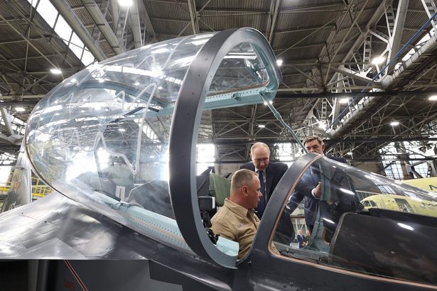 vladimir putin vizita surpriza la o fabrica de avioane kremlinul a dezvaluit abia dupa cateva ore unde se afla liderul rus 6a63c4d48da19