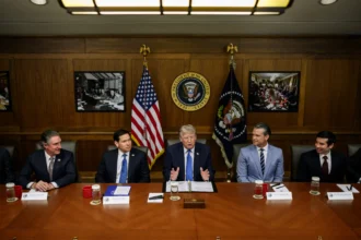 Donald Trump în timpul unei ședințe a Cabinetului la Camp David, unde a declarat că Statele Unite nu au aprobat licența pentru producția interceptorilor Patriot solicitată de Ucraina