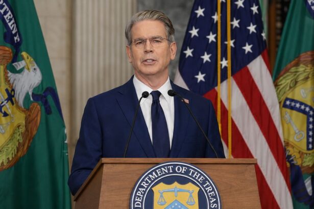 Secretarul Trezoreriei SUA, Scott Bessent, anunțând sancțiunile „Operation Economic Outcast” împotriva Iranului în cadrul unei conferințe de presă la Washington