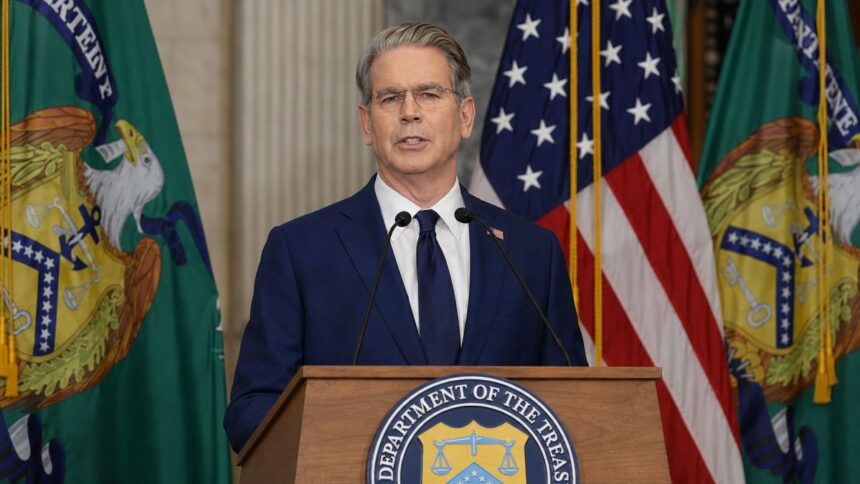 Secretarul Trezoreriei SUA, Scott Bessent, anunțând sancțiunile „Operation Economic Outcast” împotriva Iranului în cadrul unei conferințe de presă la Washington