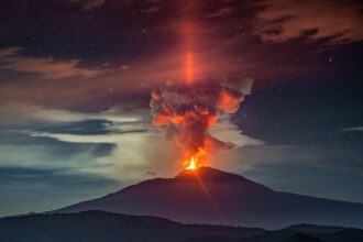 alerta pentru romanii care merg in italia etna erupe iar autoritatile au inchis zona vulcanului 6a75bff5ed34e