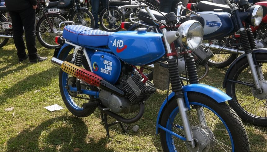 edited afd nostalgica dupa germania de est mopedele simson simbol de campanie electorala 6a914441b03b8