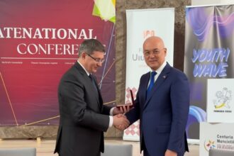 edited emil boc decorat cu medalia democratiei cea mai inalta distinctie a parlamentului republicii moldova 6a92f56cdb8c0