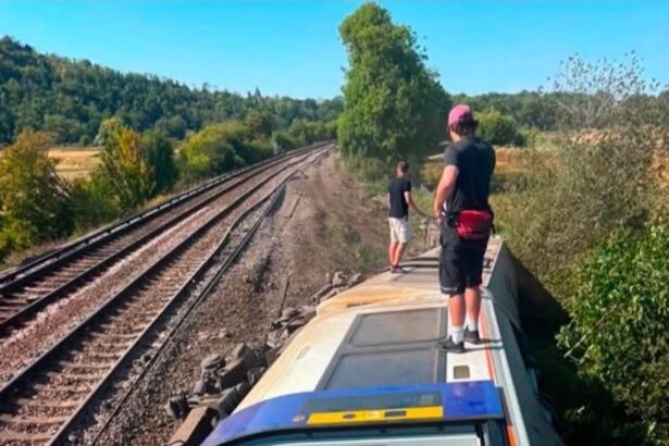 tren de pasageri deraiat in marea britanie echipaje de urgenta trimise la fata locului 6a7dfa753574b