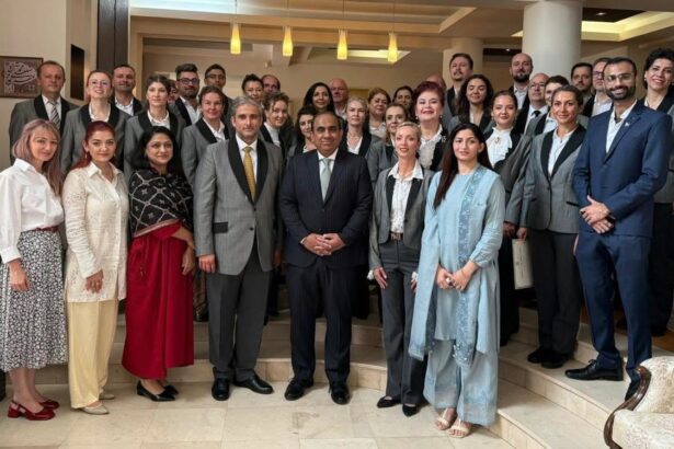 E.S. ambasadorul Ilyas Nizami și reprezentanții Corului Național de Cameră „Madrigal – Marin Constantin”, în cadrul evenimentului organizat de Ambasada Pakistanului la București.