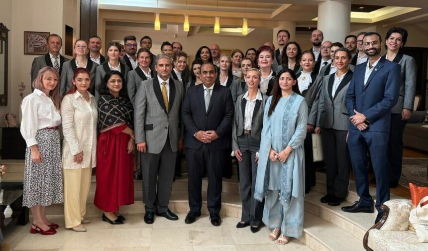 E.S. ambasadorul Ilyas Nizami și reprezentanții Corului Național de Cameră „Madrigal – Marin Constantin”, în cadrul evenimentului organizat de Ambasada Pakistanului la București.