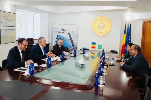 Ambasadorul Pakistanului în România, Ilyas Mehmood Nizami, și președintele CCIR, Mihai Daraban, discută despre cooperarea economică bilaterală și rolul Portului Constanța.