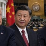 Ilustrație compozită cu Donald Trump, Xi Jinping și Vladimir Putin în fața drapelelor SUA, Chinei și Rusiei, cu sala Adunării Generale a ONU în fundal