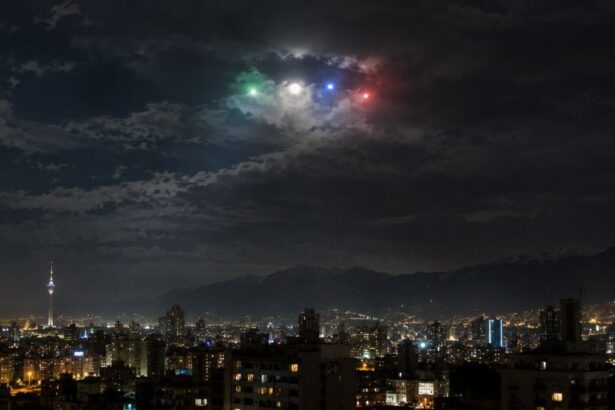 Lumini multicolore misterioase pe cerul nopții deasupra Teheranului, Iran