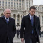 Reconstituire editorială cu Ilie Bolojan și Siegfried Mureșan în fața Palatului Parlamentului.