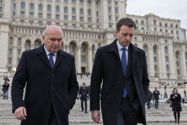 Reconstituire editorială cu Ilie Bolojan și Siegfried Mureșan în fața Palatului Parlamentului.