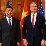 Scott Bessent și He Lifeng în contextul negocierilor dintre Statele Unite și China privind inteligența artificială și relațiile comerciale.