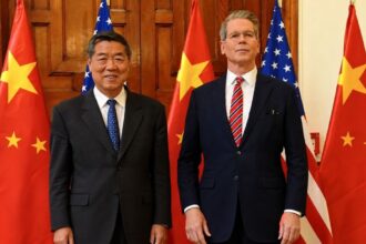 Scott Bessent și He Lifeng în contextul negocierilor dintre Statele Unite și China privind inteligența artificială și relațiile comerciale.