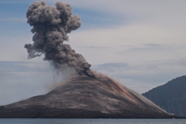anak krakatau a erupt din nou fantani de lava si explozii puternice in indonezia 6a9c1c70d4320