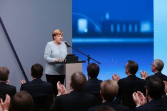 edited nicusor dan o primeste pe angela merkel la palatul cotroceni fostul cancelar german isi lanseaza in romania volumul de memorii 6a9655eba70b9