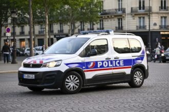 edited un roman si a lasat copilul de 9 ani sa conduca prin centrul marsiliei tatal il ghida de pe scaunul din dreapta 6aacc214121e5