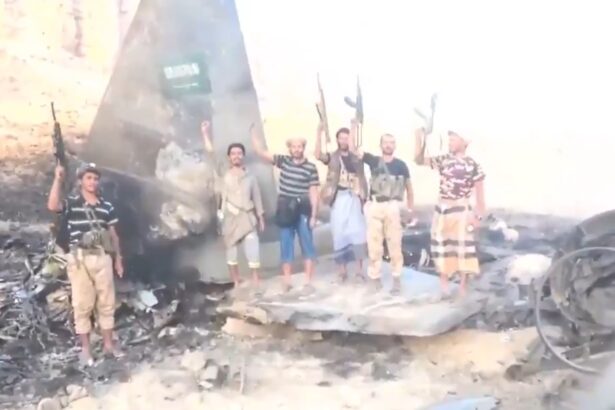 un avion f 15 al arabiei saudite ar fi fost doborat in yemen rebelii houthi au publicat imaginile epavei 6aabc9a478874