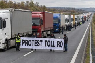 Convoi de camioane protest pe autostrada