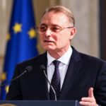 Luca Niculescu, premierul desemnat al României, în contextul negocierilor politice pentru formarea noului Guvern și obținerea sprijinului parlamentar.