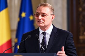 Luca Niculescu, premierul desemnat al României, în contextul negocierilor politice pentru formarea noului Guvern și obținerea sprijinului parlamentar.