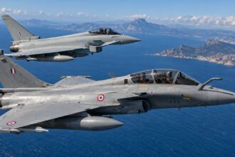 Rafale si Typhoon deasupra Mediteranei e1792792284654