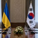 Drapelele Ucrainei și Coreei de Sud, simbolizând disputa diplomatică dintre cele două țări.