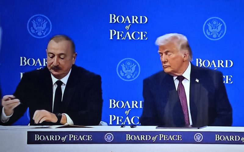 Donald Trump la Davos în timpul ceremoniei de semnare, cu liderii Bulgariei și Ungariei prezenți, în absența României