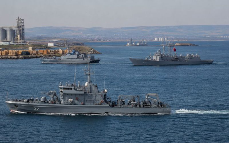 Bulgaria la Marea Neagră nave militare aliate în Marea Neagră, simbol al cooperării dintre Bulgaria, România și Turcia pentru securitate regională NATO.