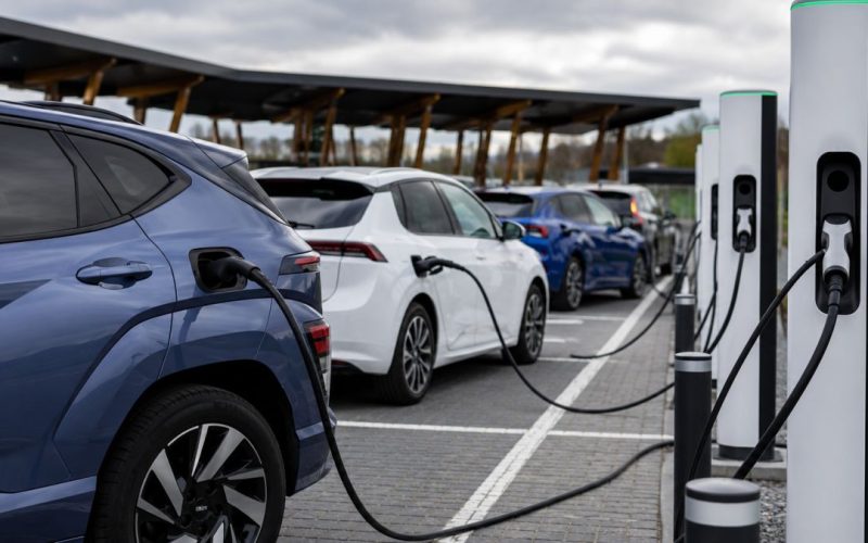 ndustria auto europeană în tranziția verde, cu vehicule electrice, baterii, infrastructură de încărcare și harta Europei în fundal, simbolizând competiția industrială dintre Europa și China.