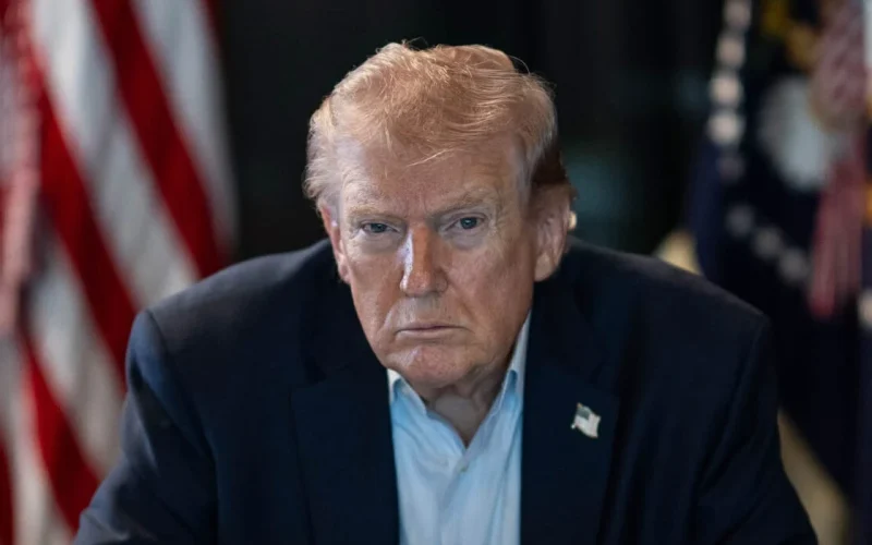 Donald Trump în prim-plan editorial, pe fundal simbolic cu harta Orientului Mijlociu, Iran, Gaza și elemente vizuale de analiză geopolitică